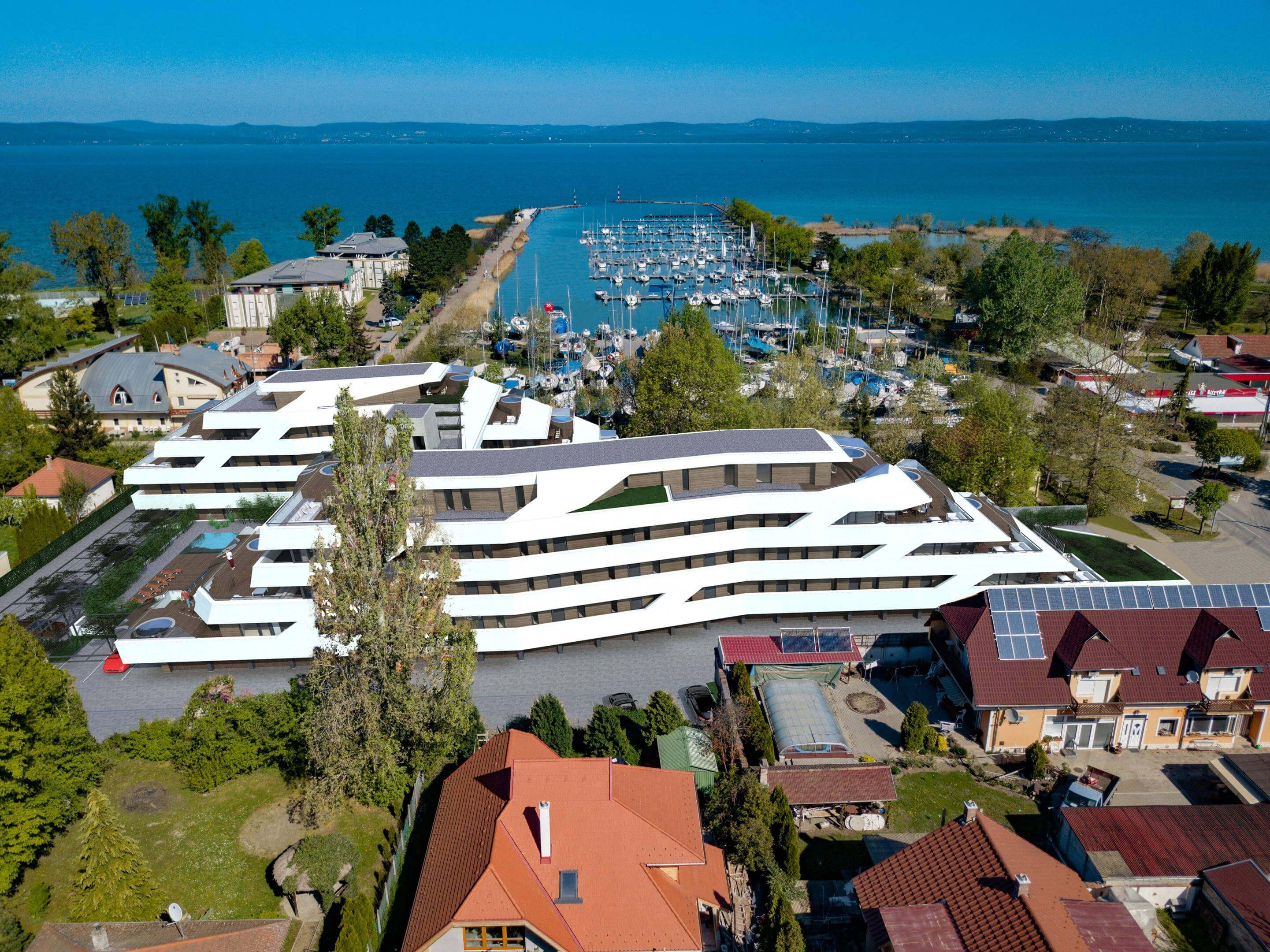 Balatonszemes: jacht formájú luxusház épül a kikötőnél