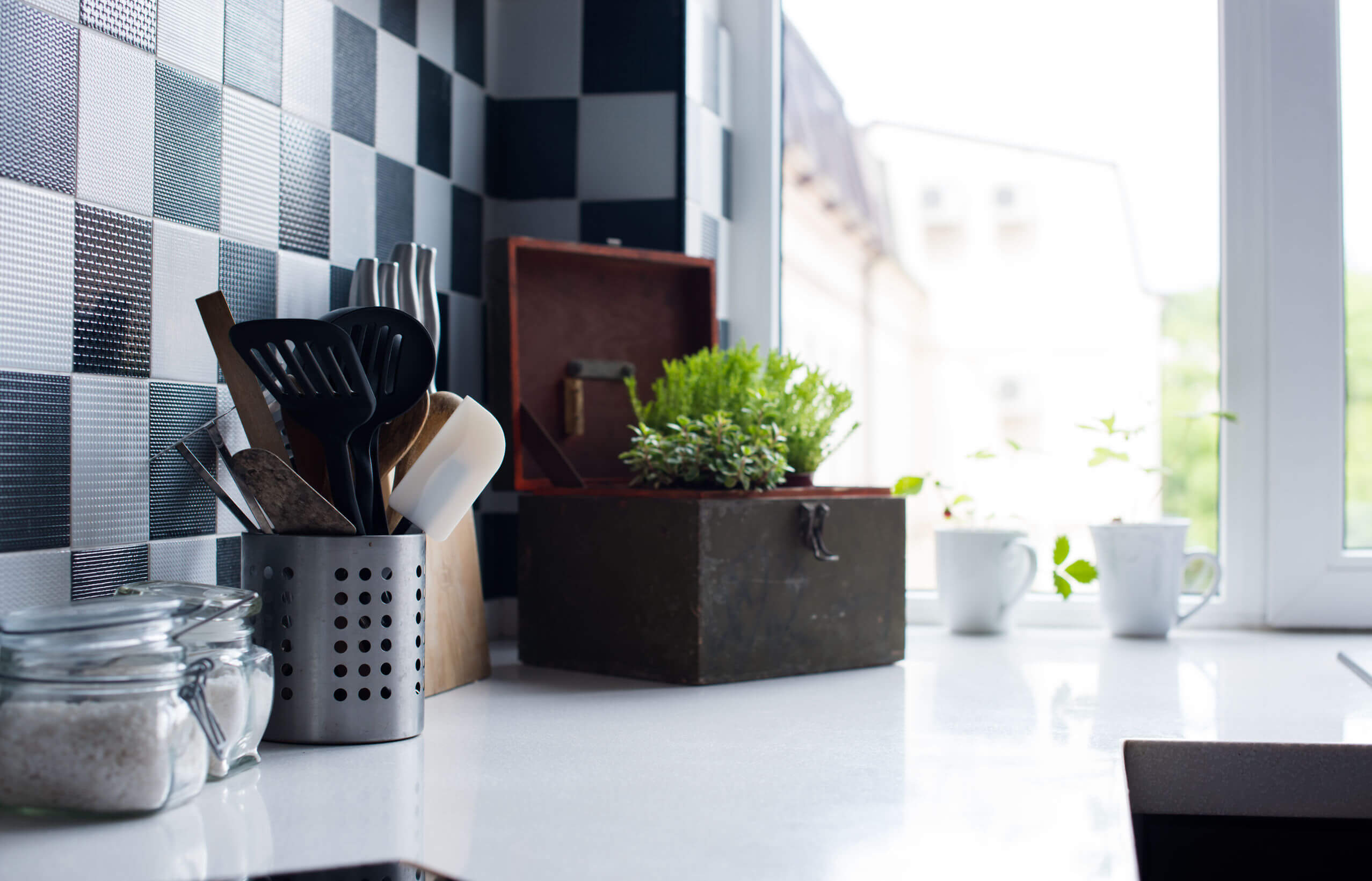 Szuper tárolók kis konyhákba, amikkel kiegészítheted a konyhaszekrényt