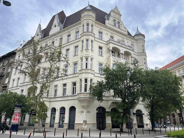 Elegancia Budapest szívében: ilyen egy nagypolgári lakás az V. kerületben