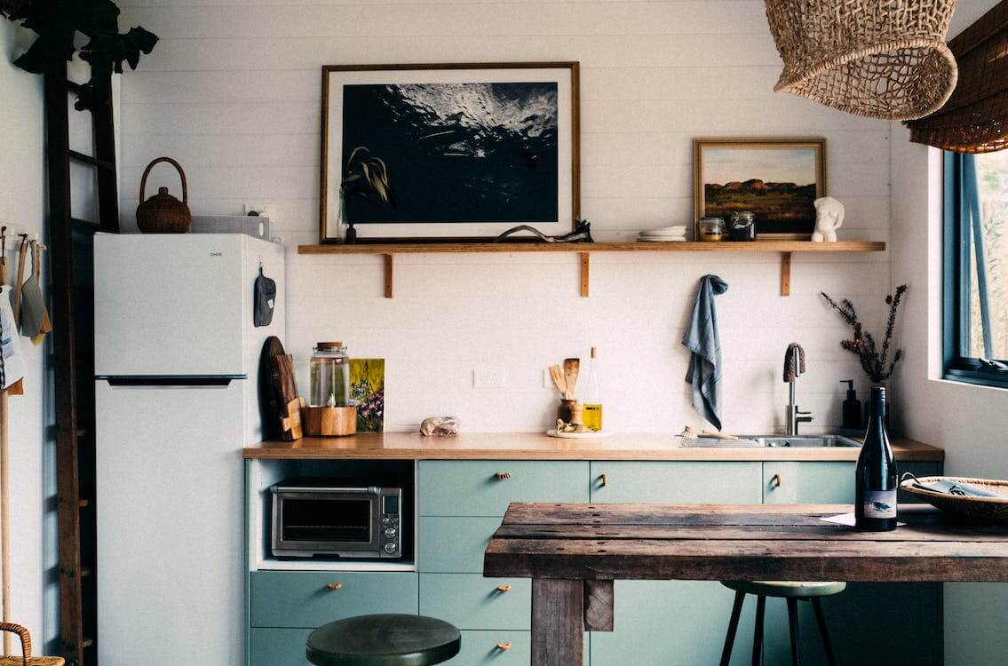 Kis lakások aprócska konyhával, mégis kényelmesen és jól rendszerezve!