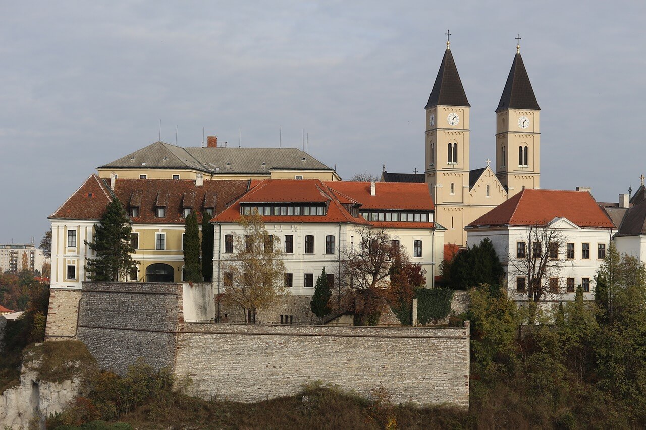 Irány Veszprém, a királynék városa, ahol a Balaton csupán egy karnyújtásnyira van