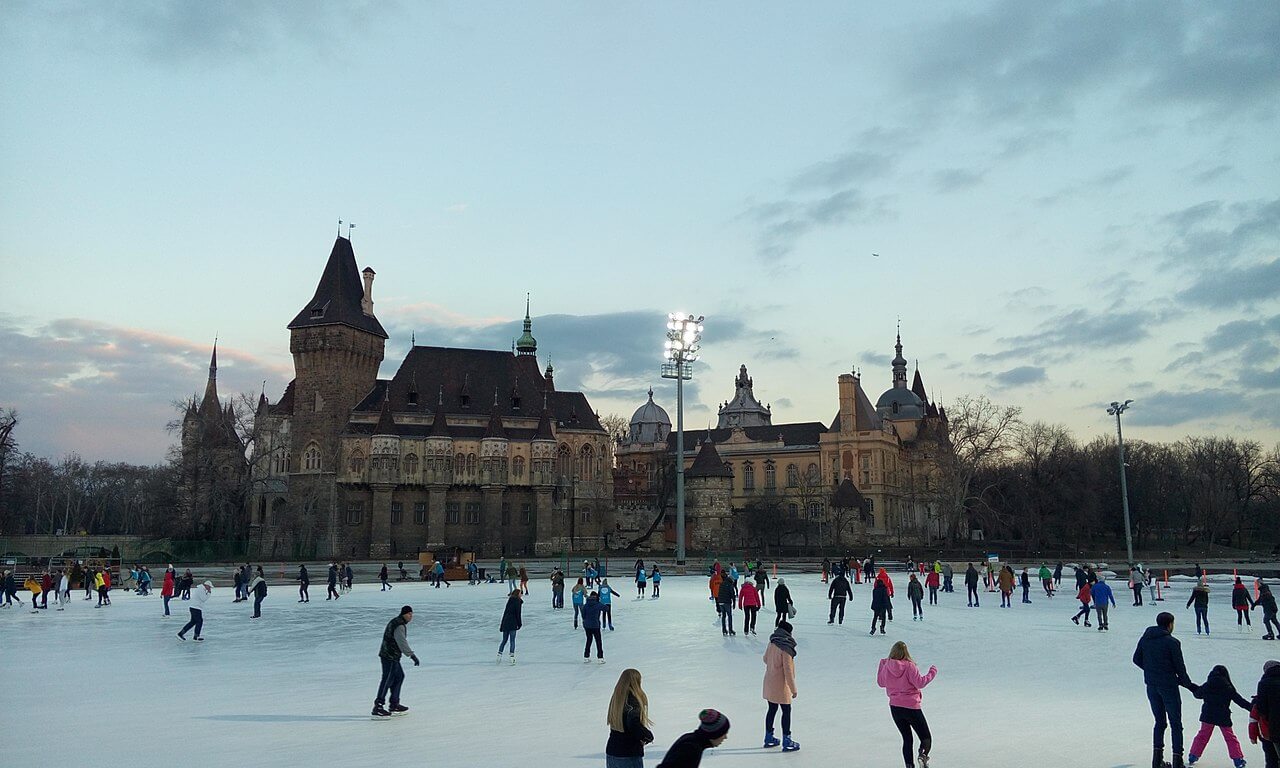 Éljen sétatávolságra Magyarország legromantikusabb korcsolyapályájától!