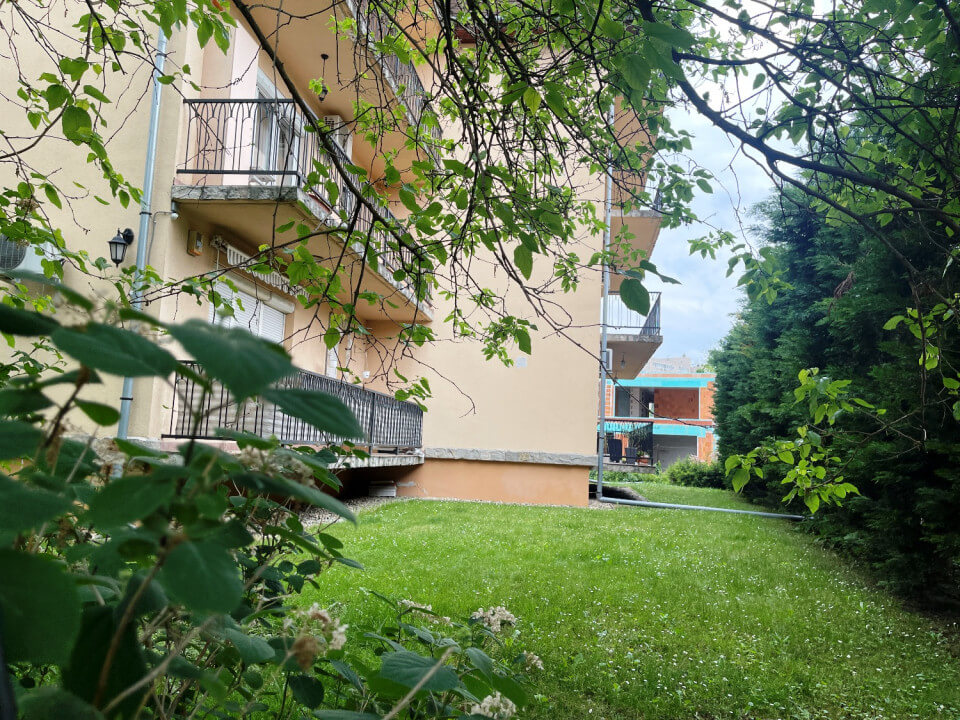 Zöld kertre néző, erkélyes otthon Zuglóban