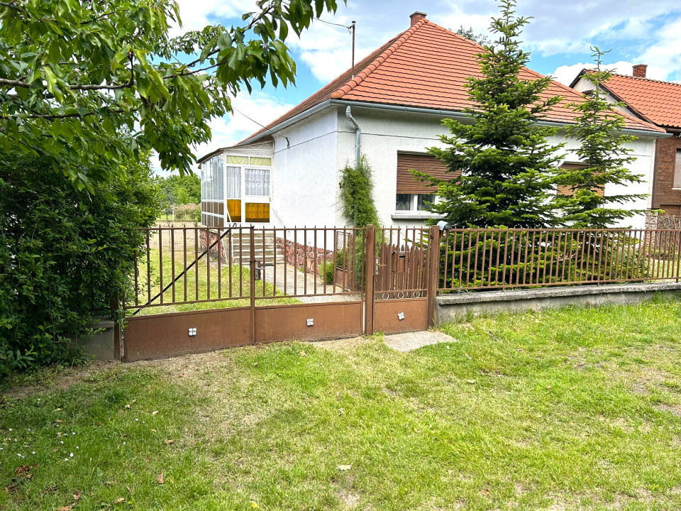 Ilyen helyen ritkán bukkan fel ház: csend, park és Balaton-közelség egy badacsonyi utcában