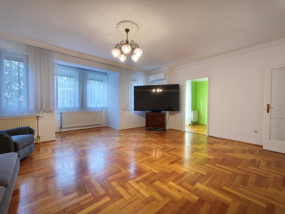 Napsütötte családi otthon hatalmas, zárt parkkal – igazi ritkaság a városban