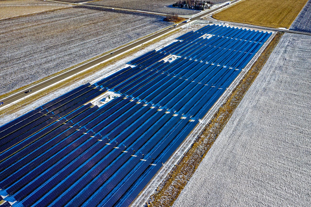 Hó alatt a napelemek, megugró villanyszámlák: ez várhat most a magyar háztartásokra